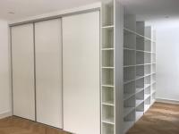 großer-eckschrank-in-weiß