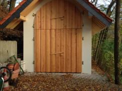 huette-mit-rundbogen-holztuer