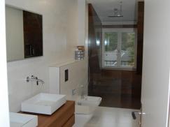 schmales-badezimmer-mit-holz-waschtisch