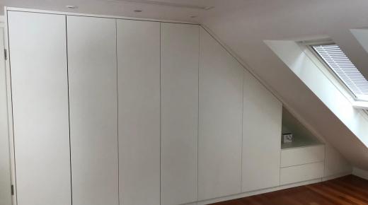 Schlafzimmerschrank unter Dachschräge