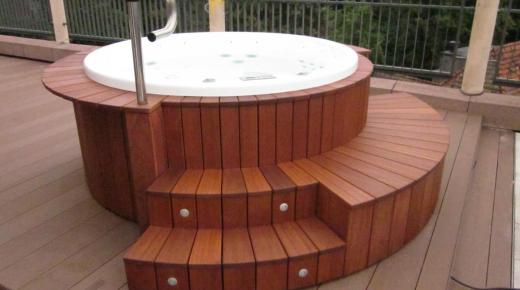 whirlpool-mit-holzverkleidung