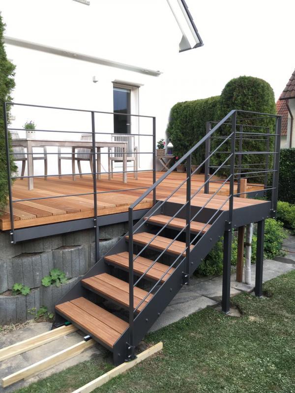 Holzbelag für Terrasse mit Treppe