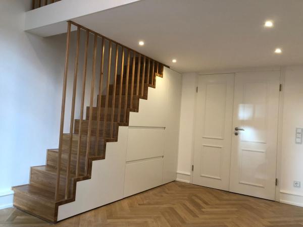 Treppe aus Holz mit Unterkonstruktion für mehr Stauraum