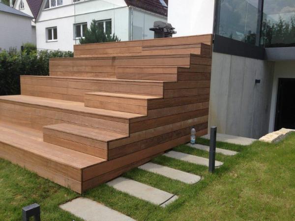 Großzügige Holzterrasse mit Treppen