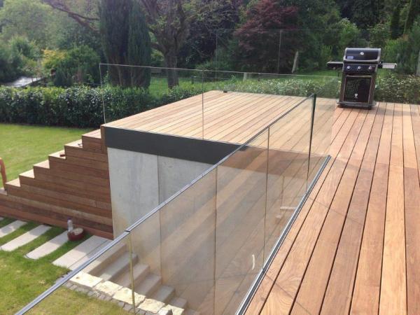 Terrassenboden aus robustem Holz mit Glasgeländer