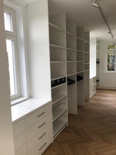 kleiderschrank-wand-in-weiß