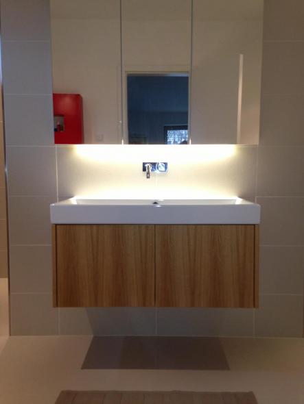 holz-waschtisch-mit-weißer-waschschale-beleuchtet
