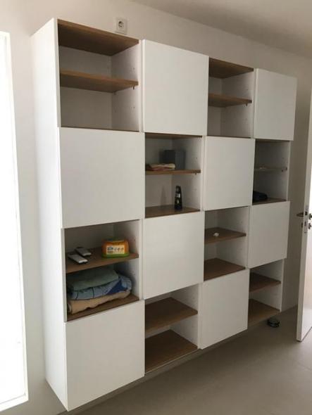 wuerfel-wandregel-mit-abwechselnd-tueren-und-faechern