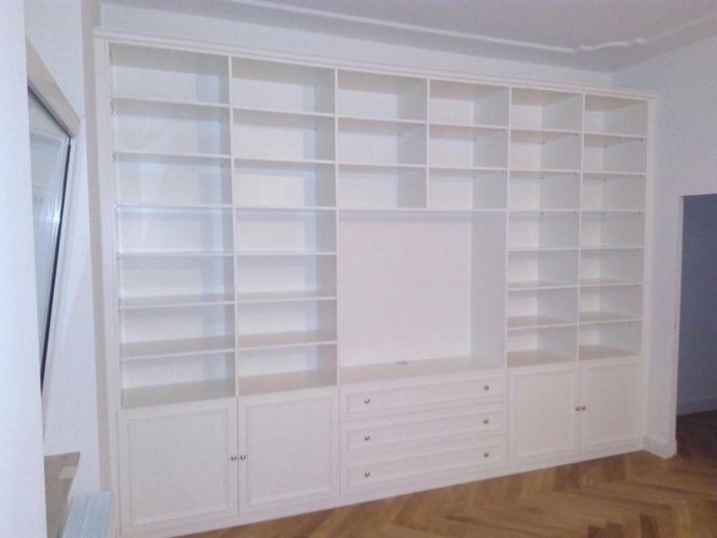 schrankwand-weiß-mit-schmalen-faechern,-schubladen-und-tueren