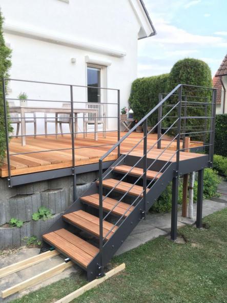treppenaufgang-zu-terrasse-mit-gelaender-in-anthrazit