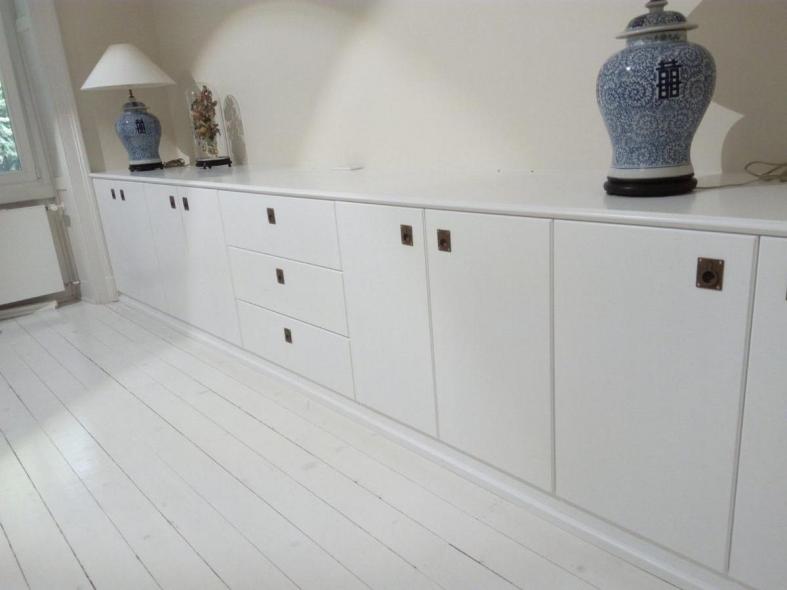 schrankfront-weiß-mit-ringen-als-griffen