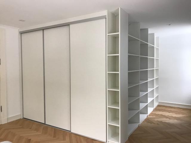 kleiderschrank-dreiteilig-und-wandregal-um-die-ecke-in-weiß