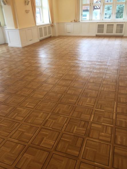 parkett-mit-karriertem-muster