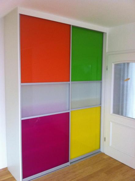 zweiteiliger-kleiderschrank-mit-schiebetueren-mit-vier-farben-und-zwei-lichtausschnitten