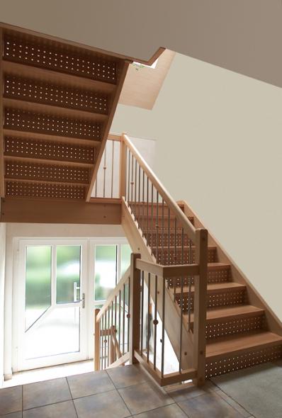 holztreppe-geloechert