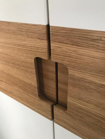 schrank-mit-ausschnitt-zur-oeffnung