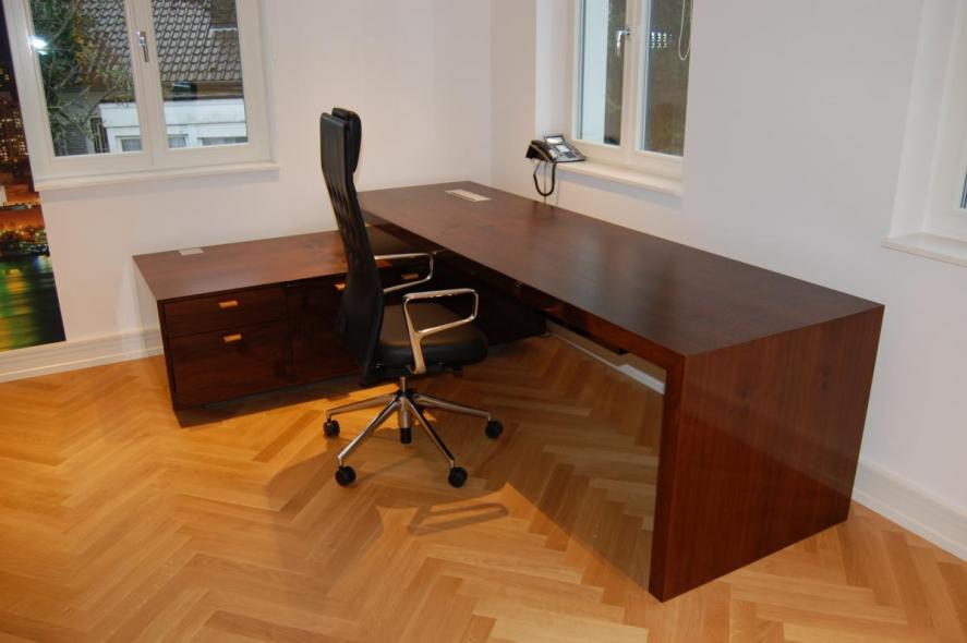 schreibtisch-in-dunklem-braun-mit-schrank