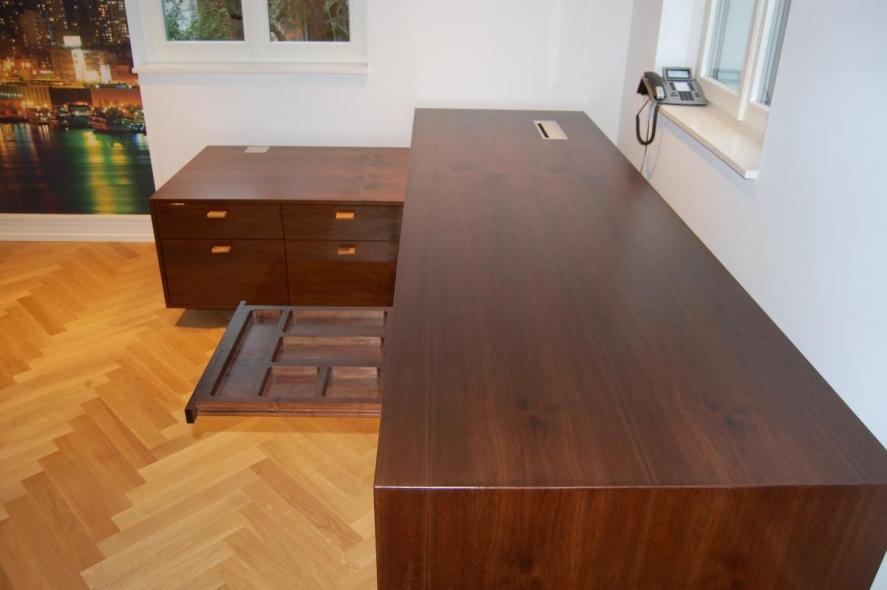 schreibtisch-in-dunklem-braun-mit-schrank