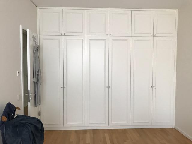 schrankwand-in-weiß-mit-zwei-zeilen