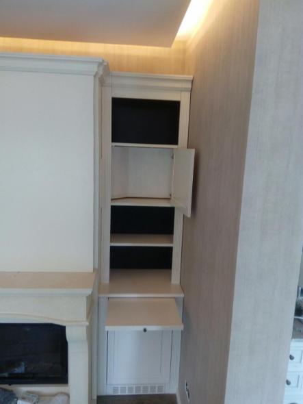 wandschrank-in-weiß-mit-kamin