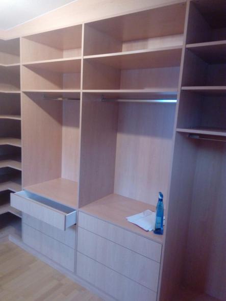 eckschrank-in-hellem-braun-ohne-tueren-mit-schubladen