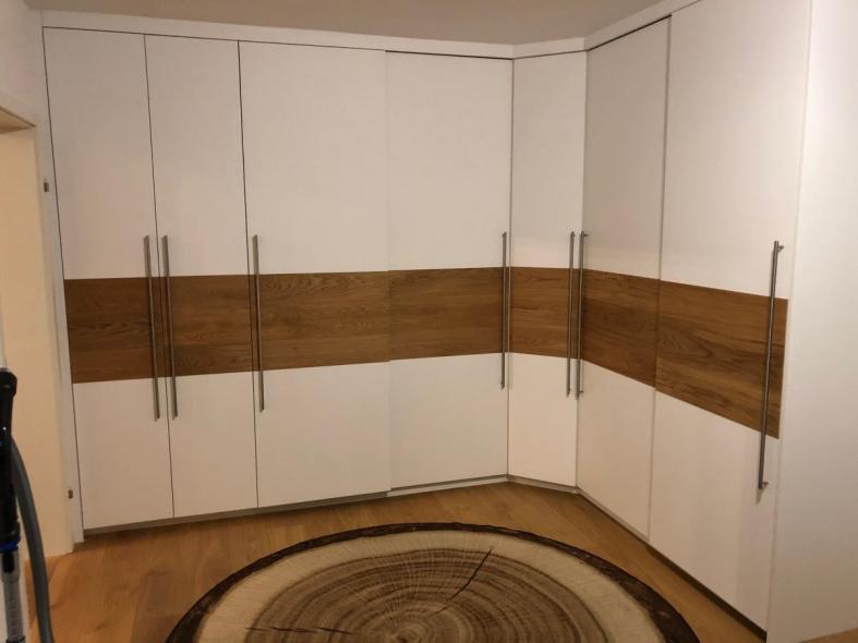 großer-eckkleiderschrank-in-weiß-mit-braunem-balken
