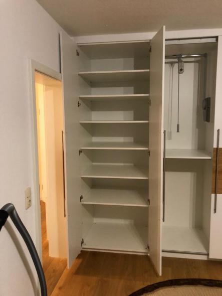 zweiteiliger-kleiderschrank-mit-zweifluegeliger-tuer-und-vielen-faechern