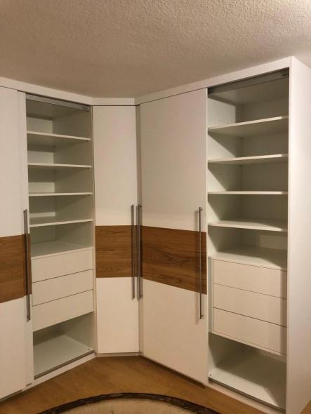 eckschrank-mit-schiebetueren-mit-faechern-und-schubladen