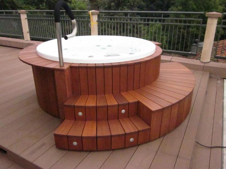 whirlpool-mit-holzverkleidung