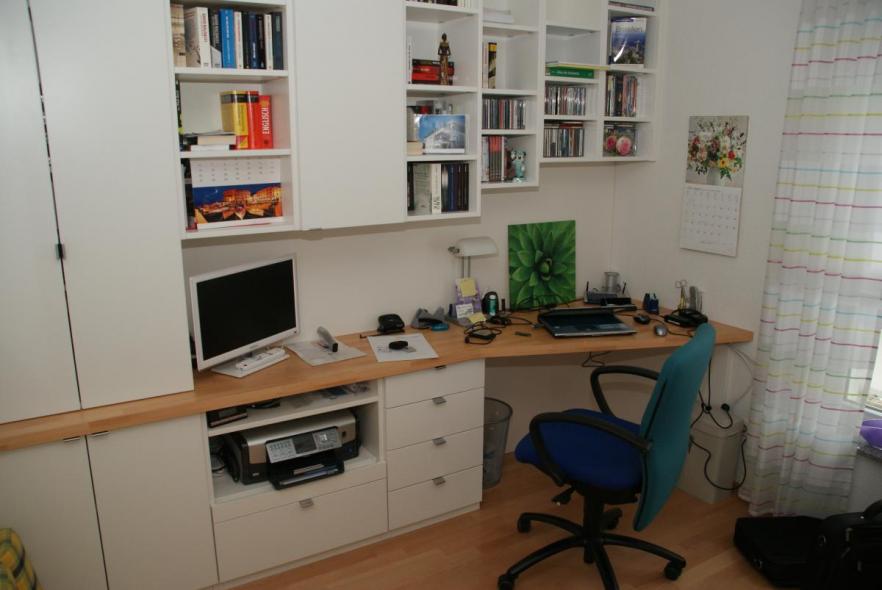 schrank-mit-integriertem-schreibtisch-fuer-arbeitszimmer