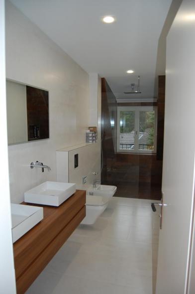 schmales-badezimmer-mit-holz-waschtisch