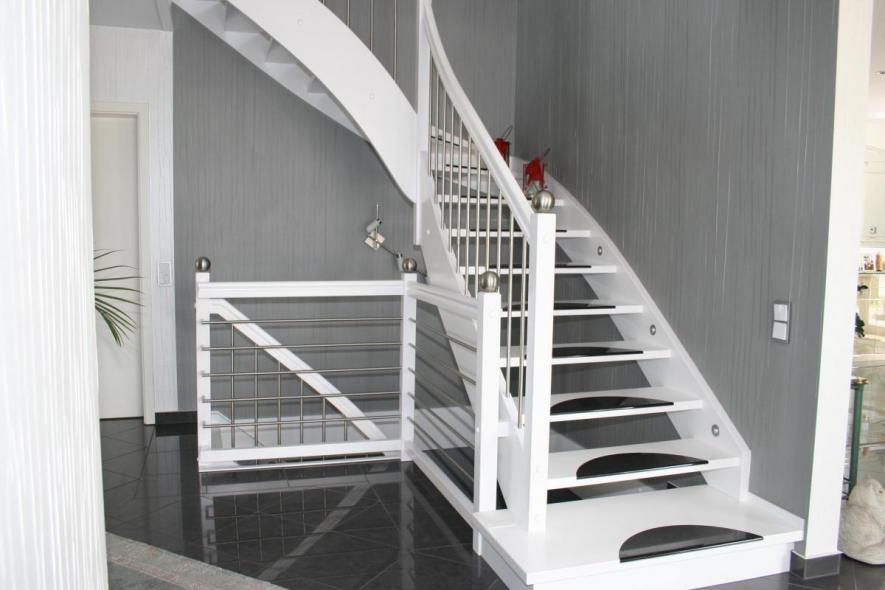 treppe-weiß-mit-schwarzer-rutschmatte